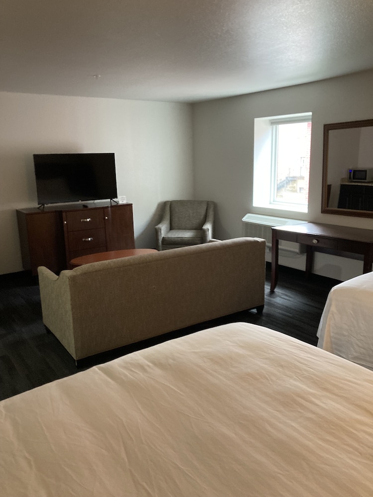 Elker Inn & Suites - photo 6