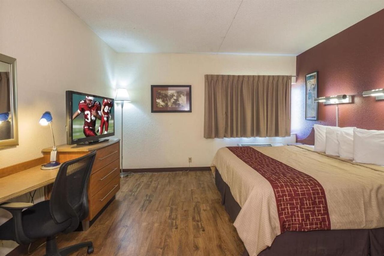 Red Roof Inn and Suites Cleveland Elyria - photo 8