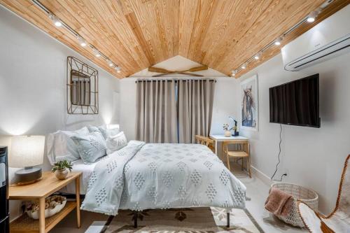 Historic Heights Rustic Urban Tiny Cabin — 4-Star Luxury Hotel in Houston, United States
