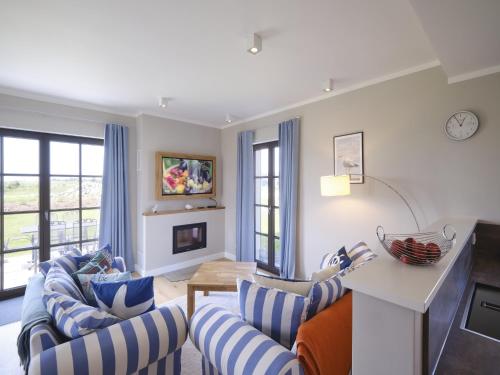 Reetland am Meer Premium Reetdachvilla mit 3 Schlafzimmern Sauna und Kamin F07 in Dranske, Germany