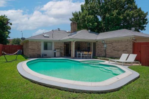 Vibrant Spacious Home w Private Pool and Jacuzzi — 4-Star Luxury Hotel in Richardson, United States