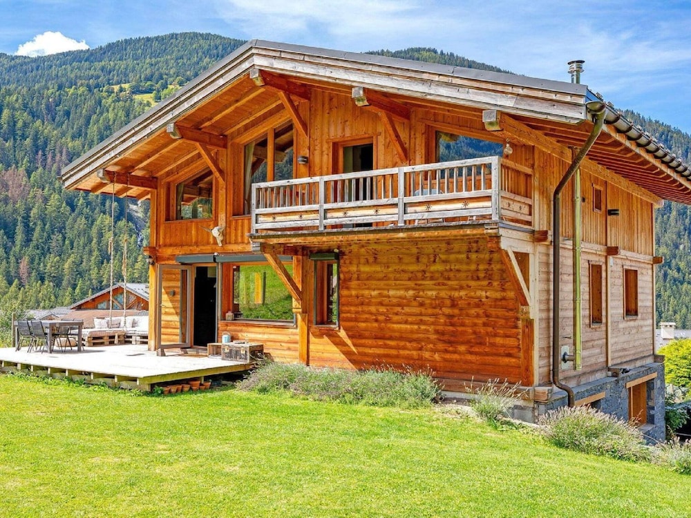 Chalet in Moulin With Sauna & Stunning Views — 4-Star Luxury Hotel in Les Arcs, France