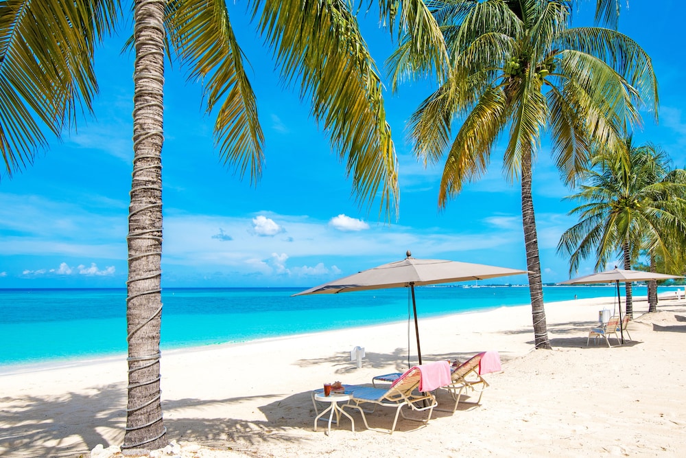 The Colonial Club Oceanfront Condos — 4-Star Luxury Hotel in George Town, Cayman Islands