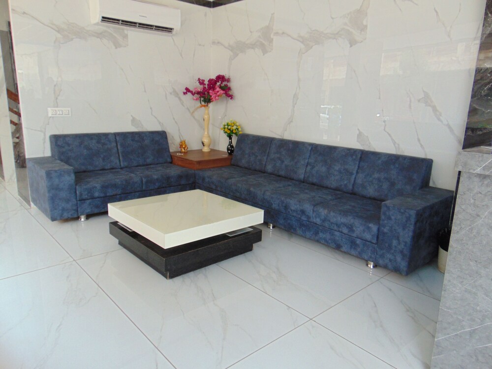 The Grand Vardhman Hotel — hotel in Morbi