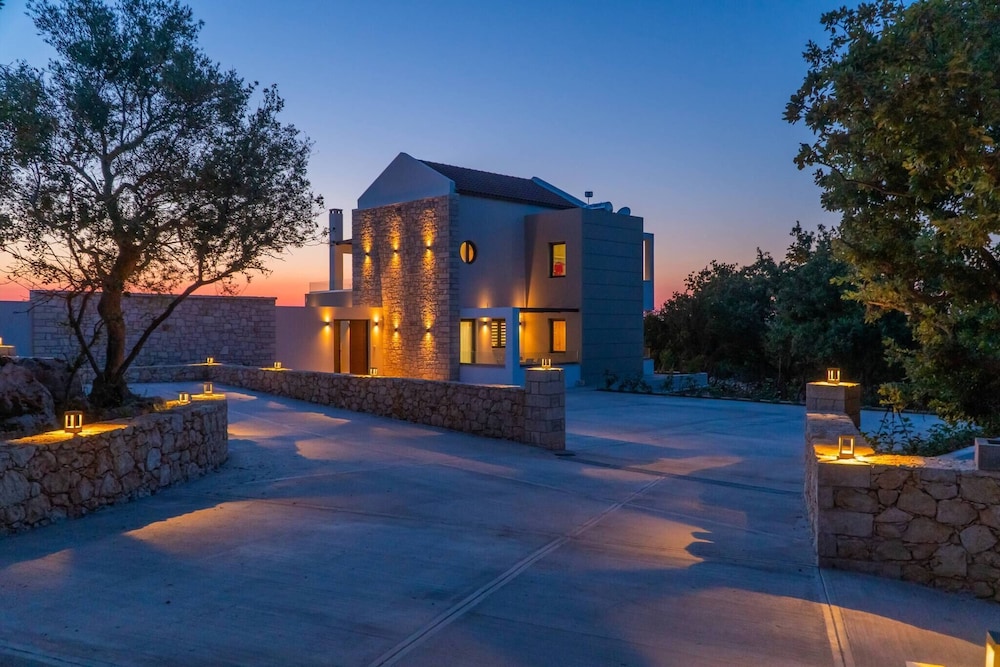 Carpe Diem Villa Luxurious 1 5km From The Beach — 4-Star Luxury Hotel in Rethymno, Greece