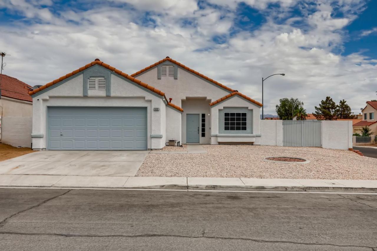 Luxurious House with a Pool Spa And Patio Sleeps 6 Comfortably
