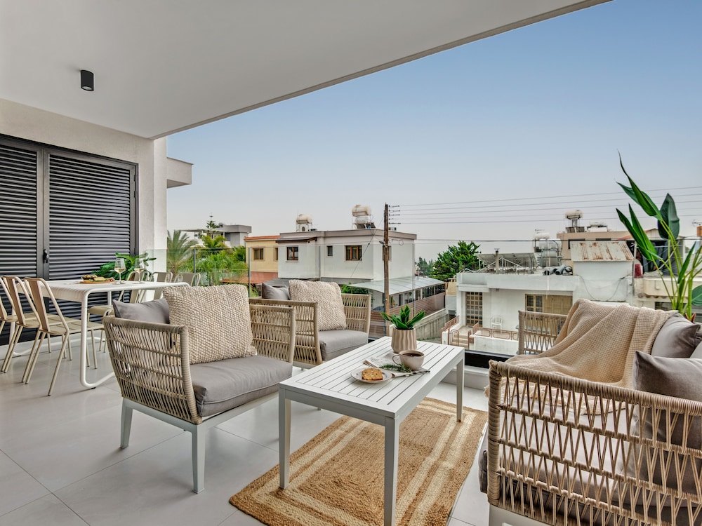 Sanders Only Lovely 1 bdr Apt With two Balconies