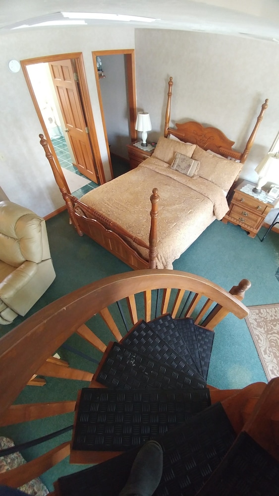 Snug Harbor Inn - photo 5