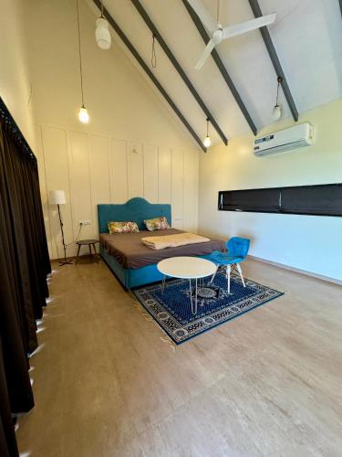 Ettan Stays in Trimbak, India