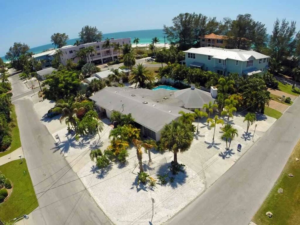 Anna Cabana Bungalow #1 — 4-Star Luxury Hotel in Holmes Beach, United States