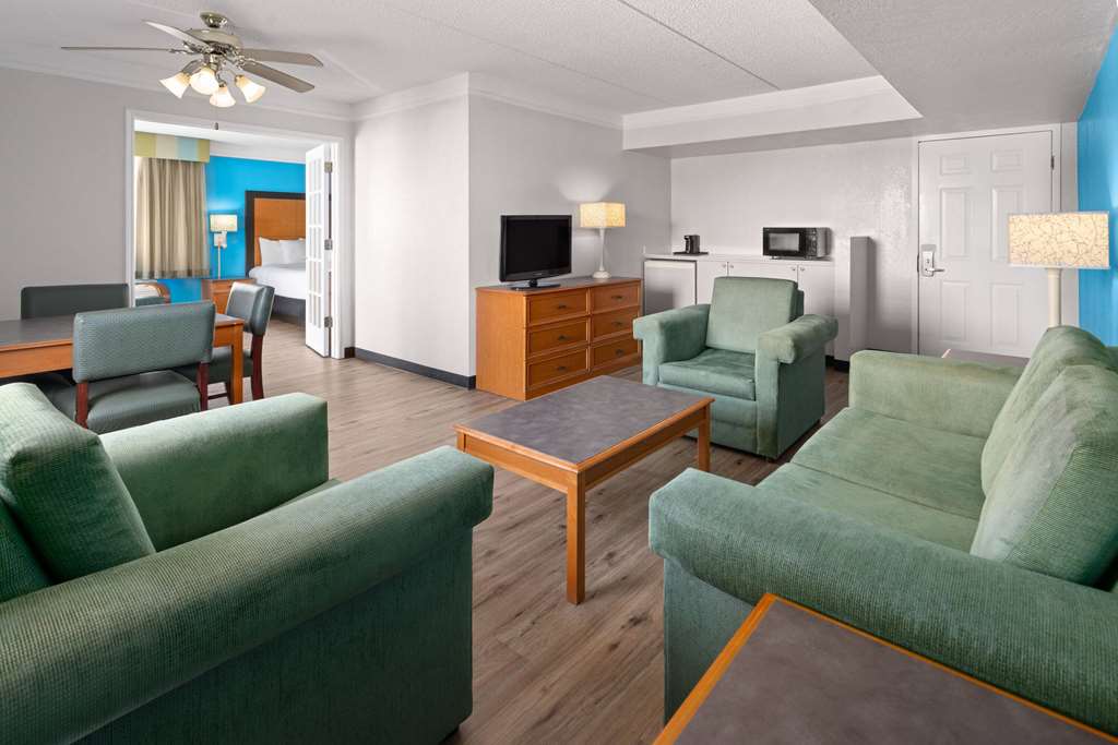 La Quinta Inn by Wyndham Pittsburgh Airport - photo 35