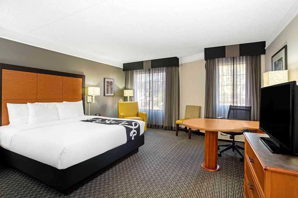 La Quinta Inn & Suites by Wyndham Tucson Airport - photo 11