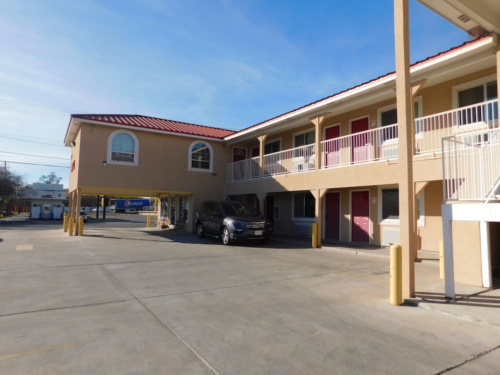 Eagle Pass Inn - photo 11
