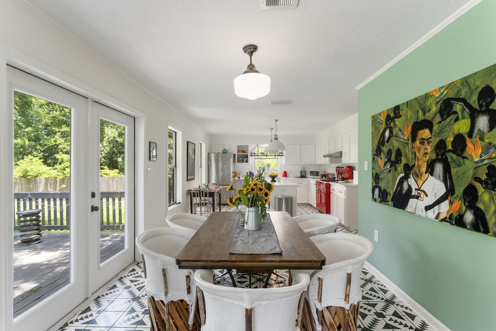 The Tire Swing Modern 3BD Gourmet Kitchen Awesome Local — 4-Star Luxury Hotel in Austin, United States