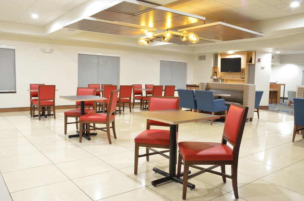 Holiday Inn Express Waterloo Cedar Falls by IHG - photo 22