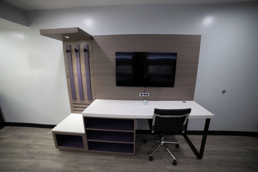 Express Inn & Suites - photo 14