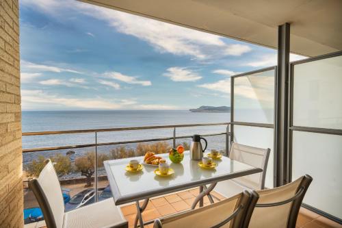 Apartment Alba — 4-Star Luxury Hotel in L'escala, Spain