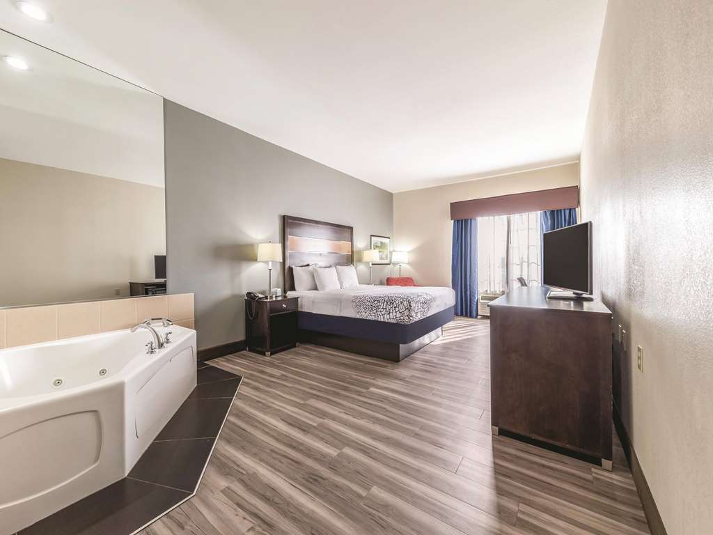 La Quinta Inn & Suites by Wyndham Tulsa Catoosa Route 66 - photo 27
