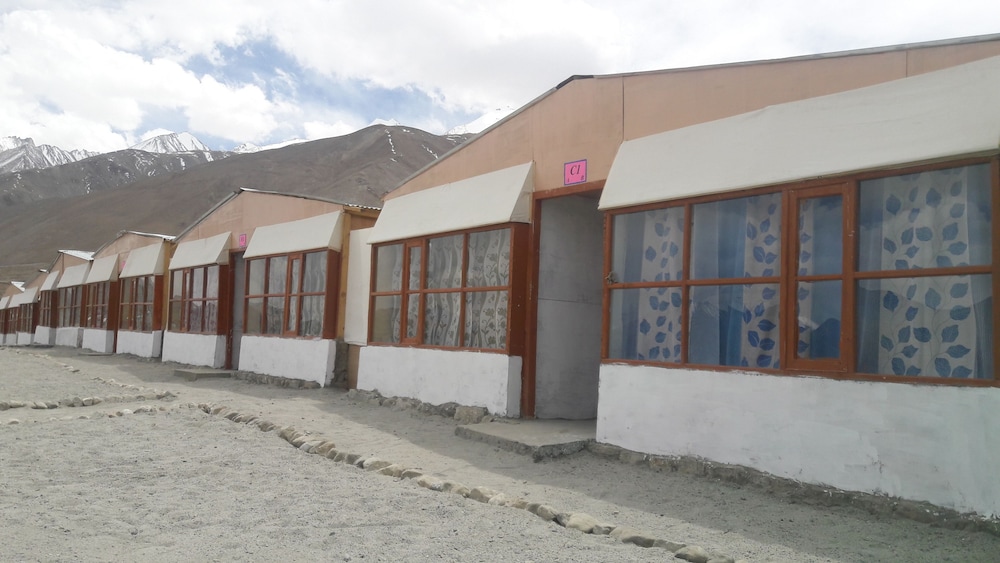 Pangong Holiday Cottages - last minute hotel in Leh