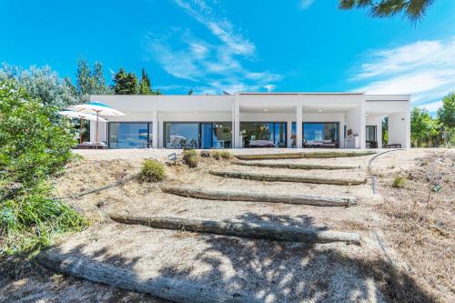 Xitaka Country House Modern Large Great Views — 4-Star Luxury Hotel in Torres Novas, Portugal