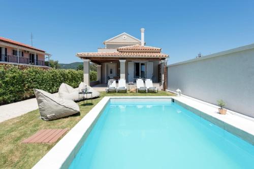Luxurious Agios Georgios Villa Private Pool Villa Spyridoula — 4-Star Luxury Hotel in Agios Georgios, Greece