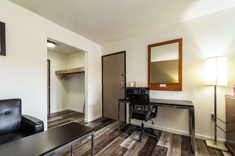Econo Lodge Cleveland Southeast Kent - photo 16