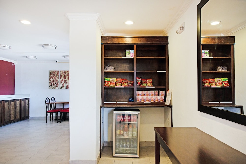 OYO Hotel McAllen Airport South - photo 61