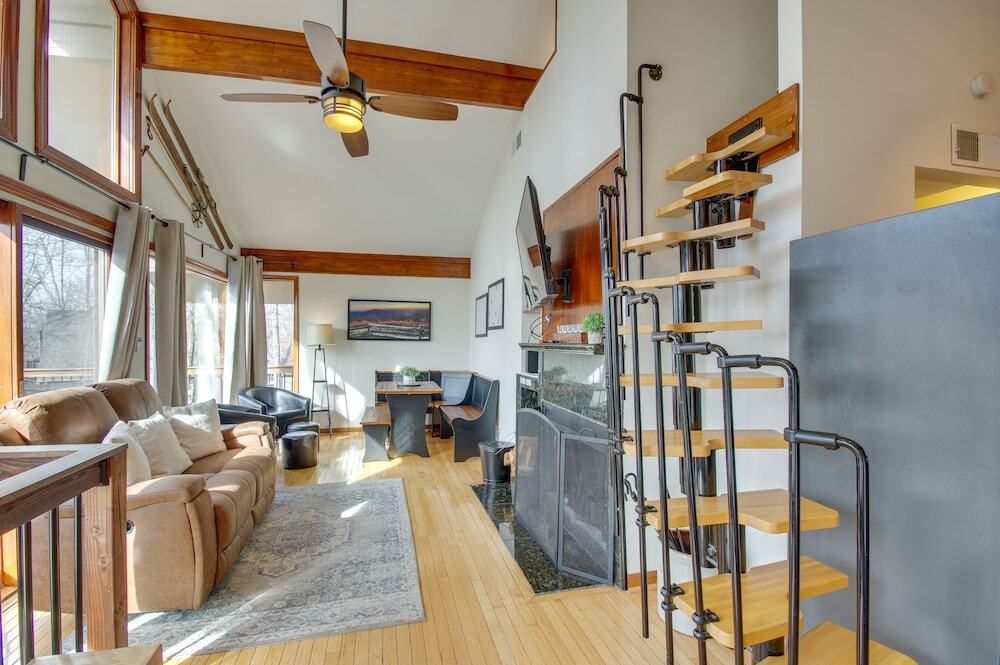 Cozy Hillside Hideaway in Wintergreen Resort - featured photo