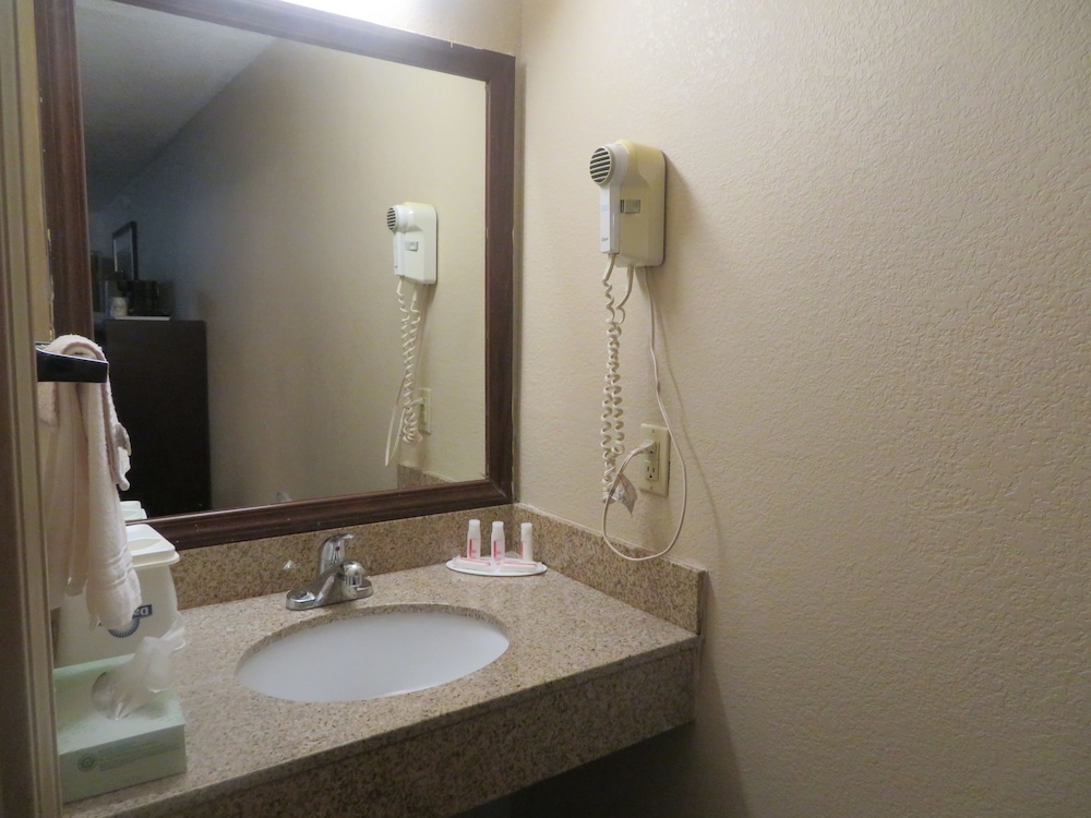 Days Inn by Wyndham Blytheville - photo 14