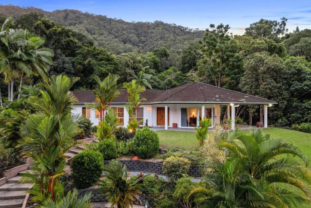 A Piece of Tropical Paradise Near Crystal Cascades — hotel in Redlynch