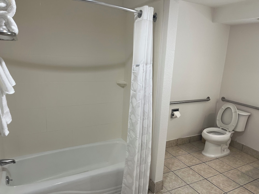 Econo Lodge Malden - photo 14