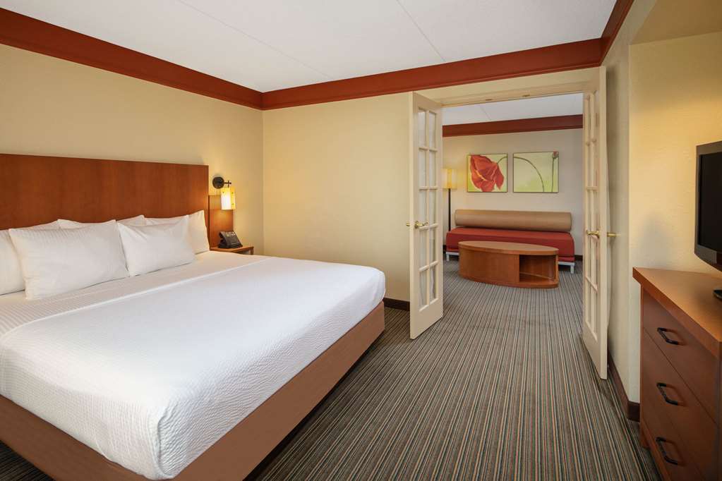 La Quinta Inn & Suites by Wyndham Atlanta Ballpark Galleria - photo 43