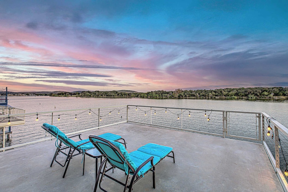 Triple L Waterfront w Private Boat Dock — 4-Star Luxury Hotel in Kingsland, United States