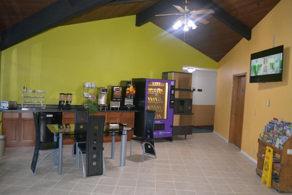 Bloomer Inn & Suites - photo 26