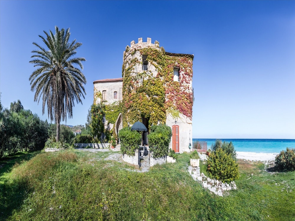 Romantic Beachfront Getaway — hotel in Santa Caterina Dello Ionio