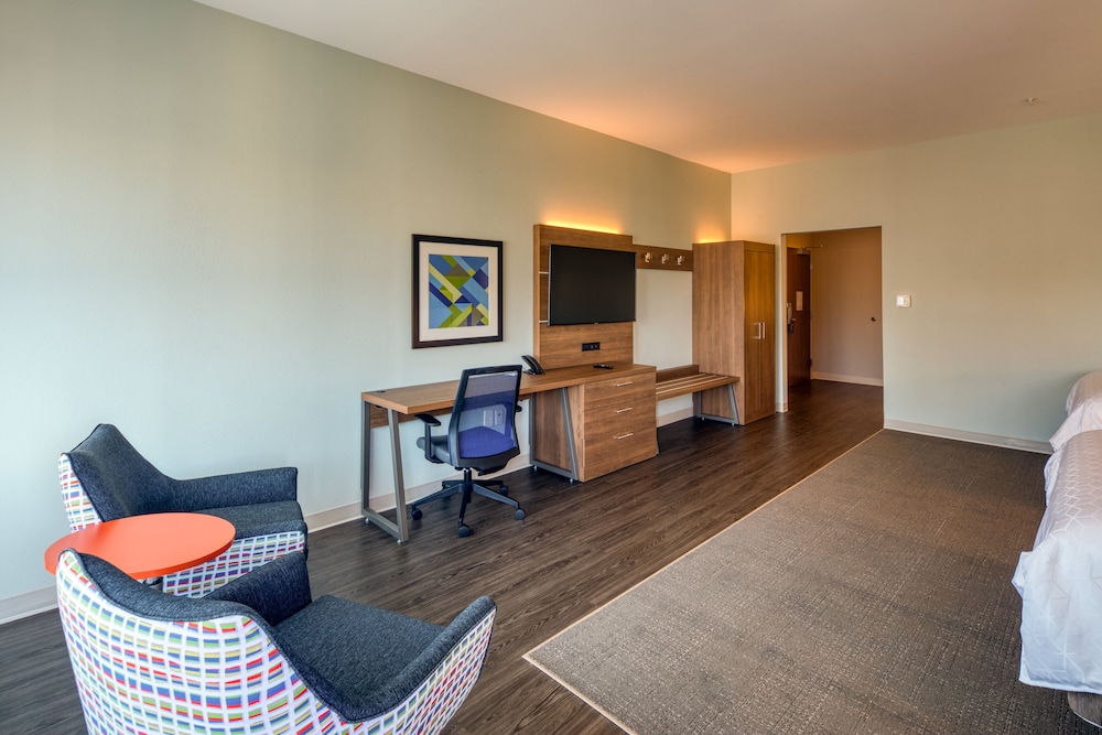 Holiday Inn Express & Suites Charlotte South End by IHG - photo 11