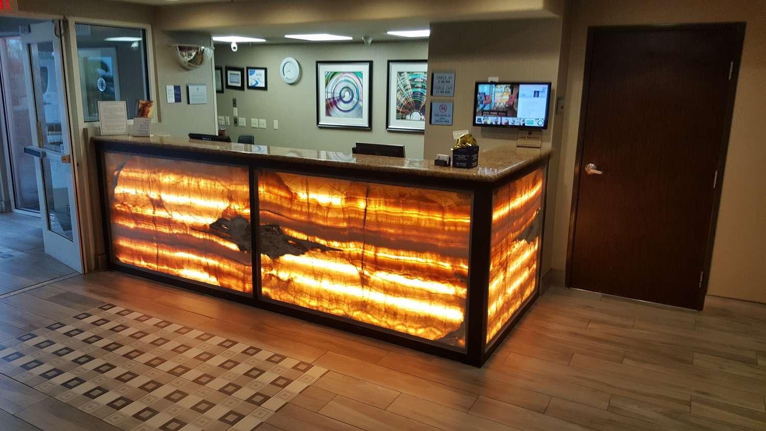 Airport Inn and Suites - photo 15