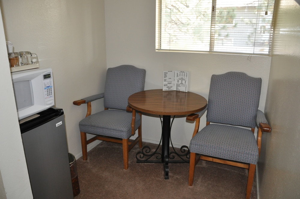 Cedar Inn & Suites - photo 37