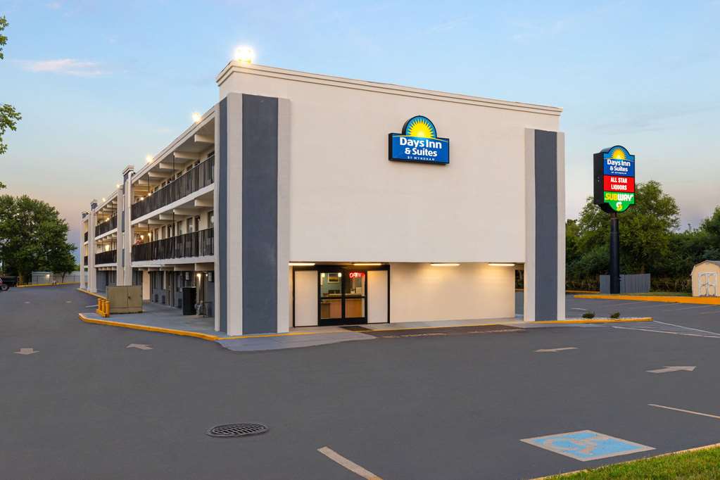 Days Inn & Suites by Wyndham Indianapolis Airport East - photo 4