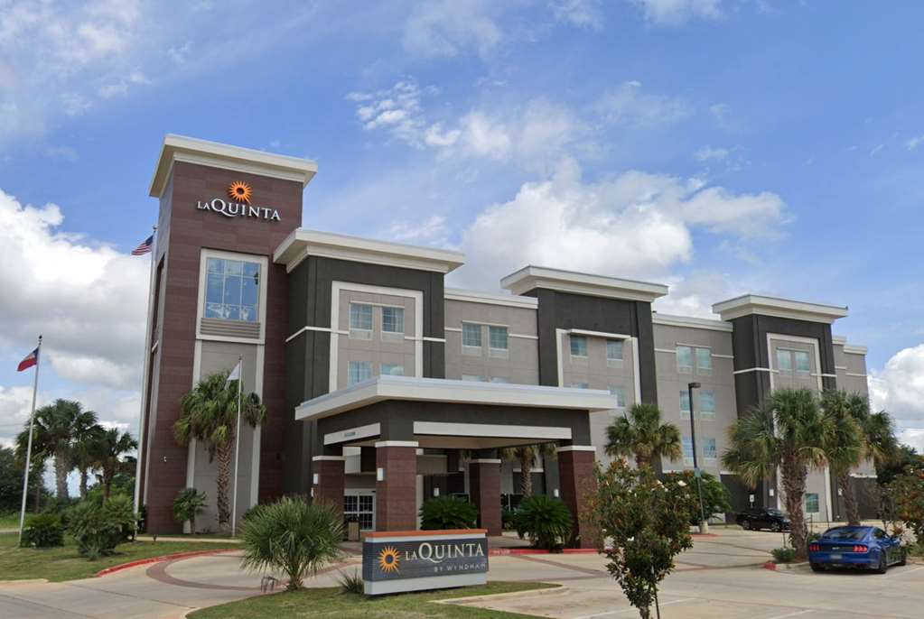 La Quinta Inn Suites By Wyndham Pearsall — Pearsall