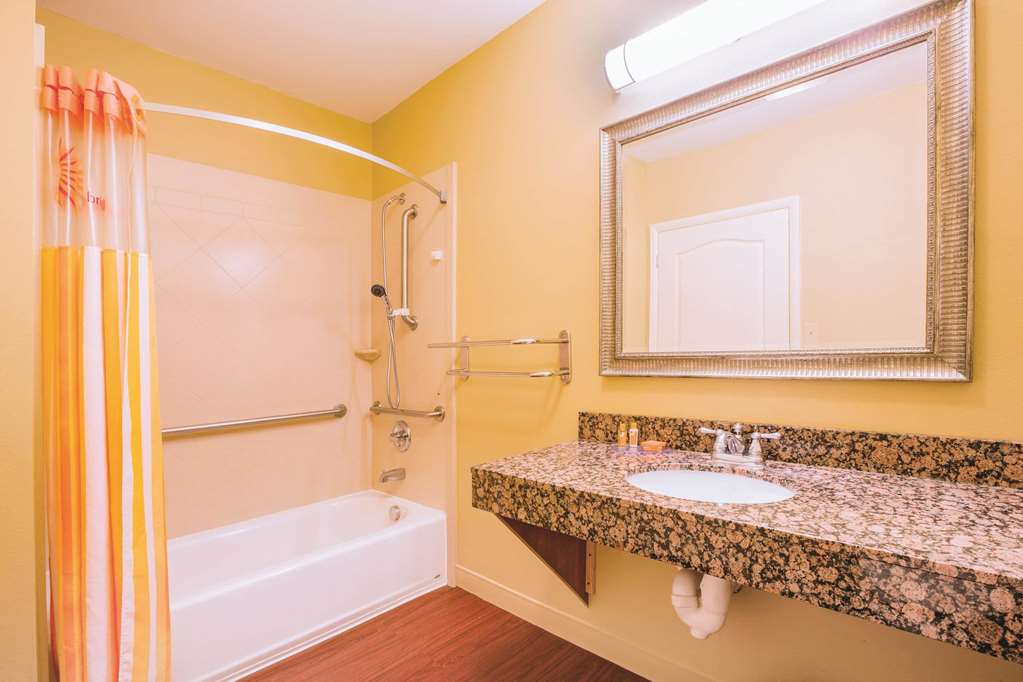 La Quinta Inn & Suites by Wyndham Lexington South Hamburg - photo 23