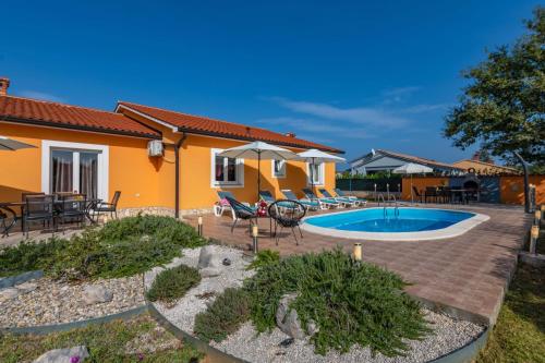 Villa Orange a charming holiday home with a pool & fenced garden — 4-Star Luxury Hotel in Rasa, Croatia