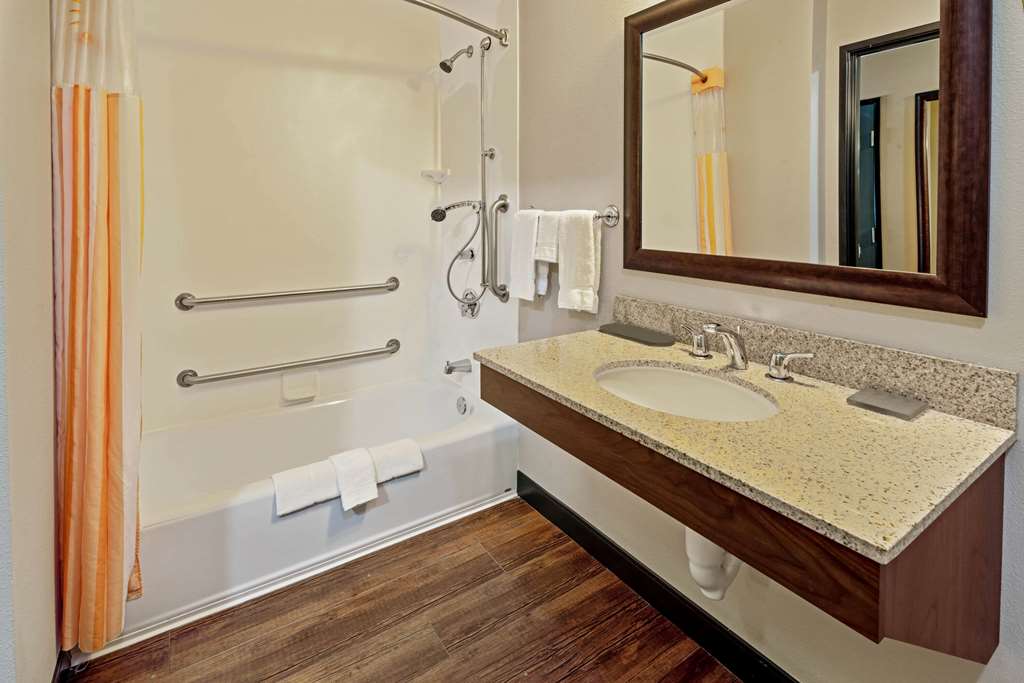 La Quinta Inn & Suites by Wyndham Butte - photo 25