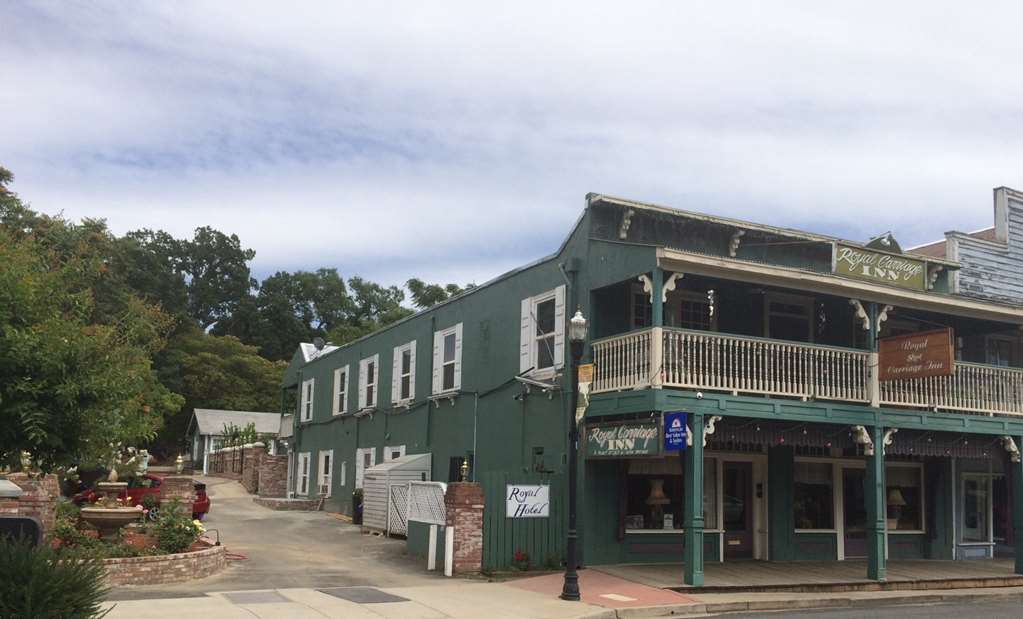 Americas Best Value Inn & Suites Royal Carriage — hotel in Jamestown