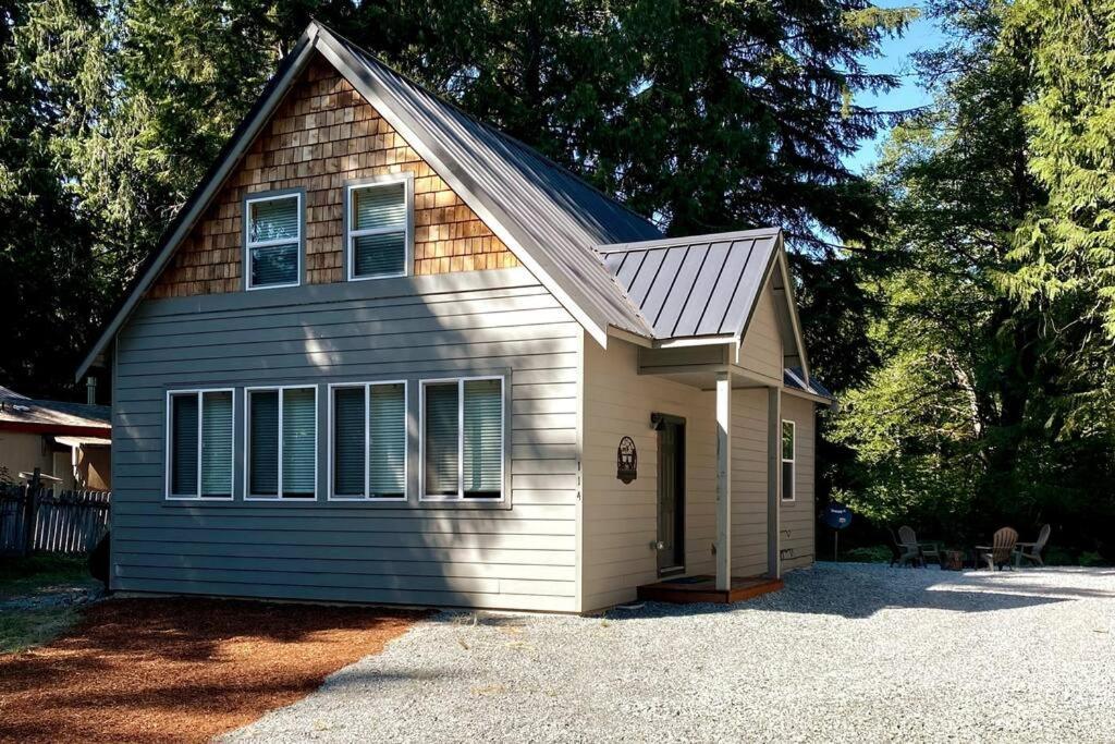 New Modern Cabin 5mi To Mt Rainier National Park Hot Tub & Wifi — 4-Star Luxury Hotel in Ashford, United States