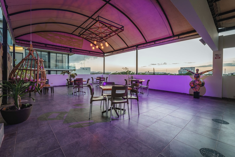 Poolside bar