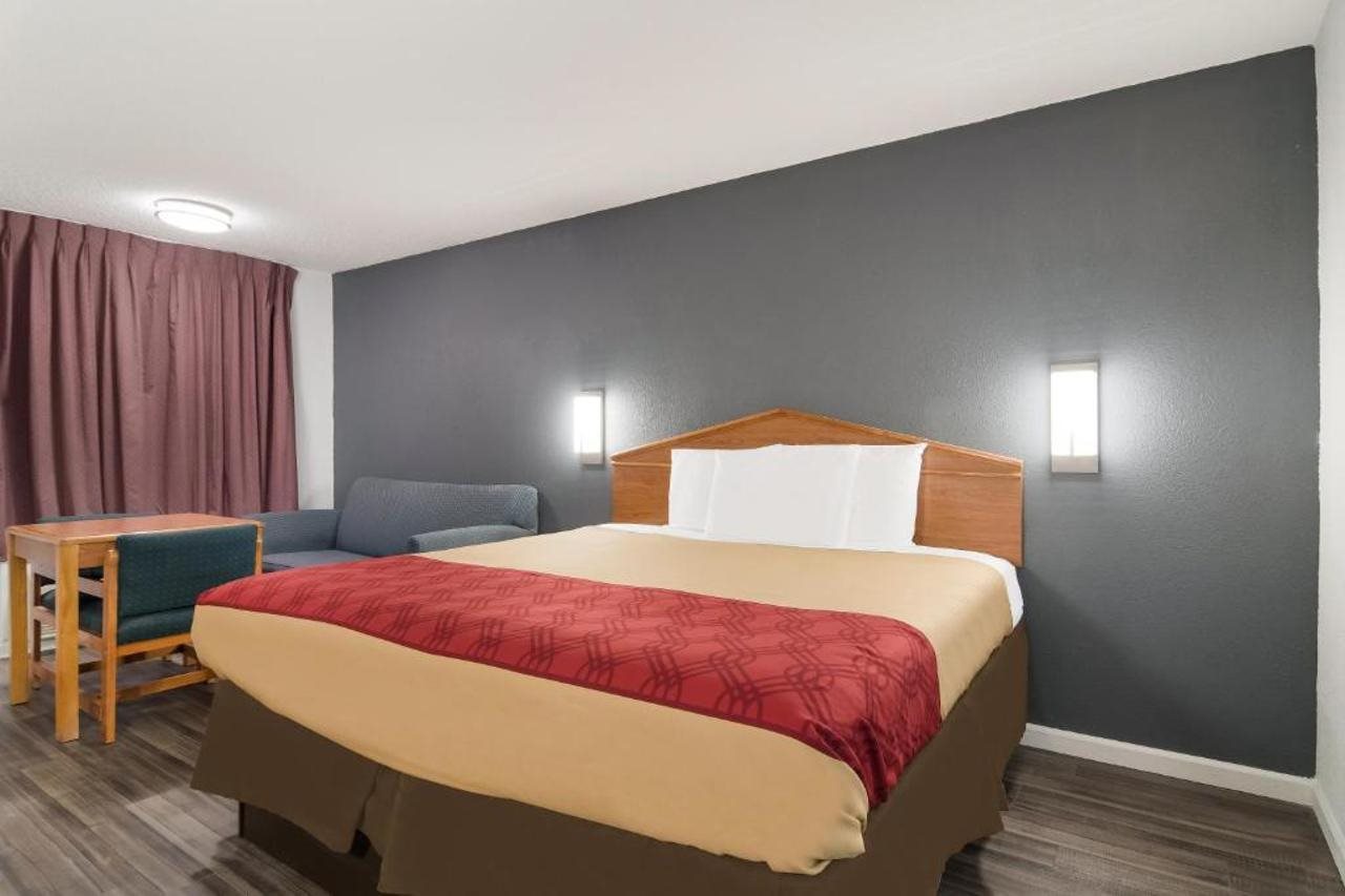 Econo Lodge Calhoun North Damascus - photo 17