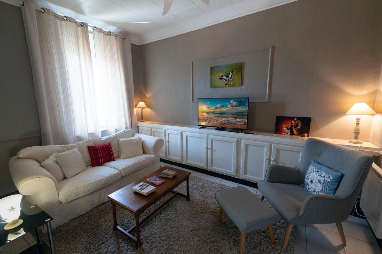 Appartement de 2 Chambres Au 1er Etage — 4-Star Luxury Hotel in Carcassonne, France