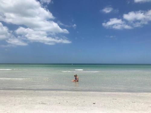 Ocean view balcony with heated pool — 4-Star Luxury Hotel in Saint Pete Beach, United States