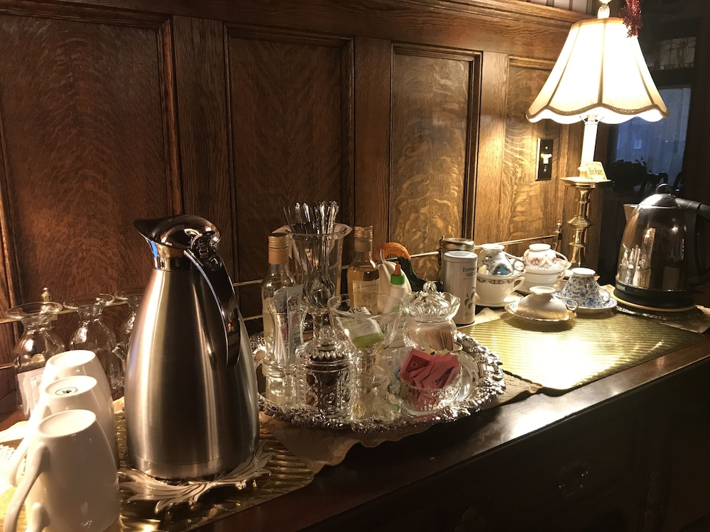 Brass Pineapple Inn - photo 49
